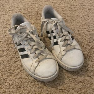 White adidas tennis shoes💖